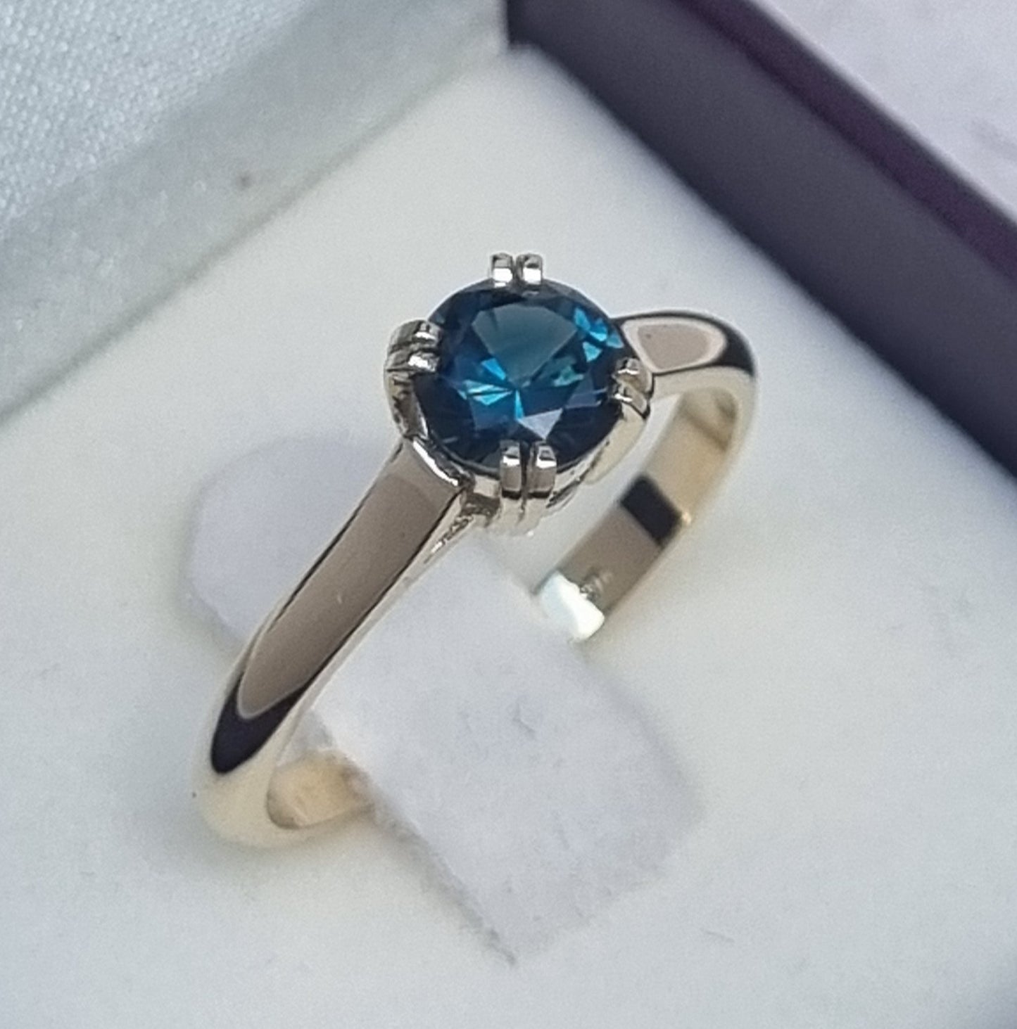 Double claw Solitaire style Blue Sapphire Ring Design Ref: D313