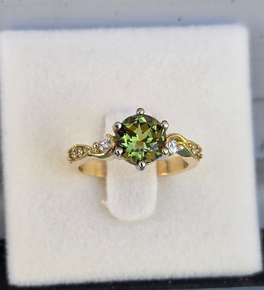 Green Sapphire and Diamond Vintage Design 18ct Gold Ring     Design Ref: #01556
