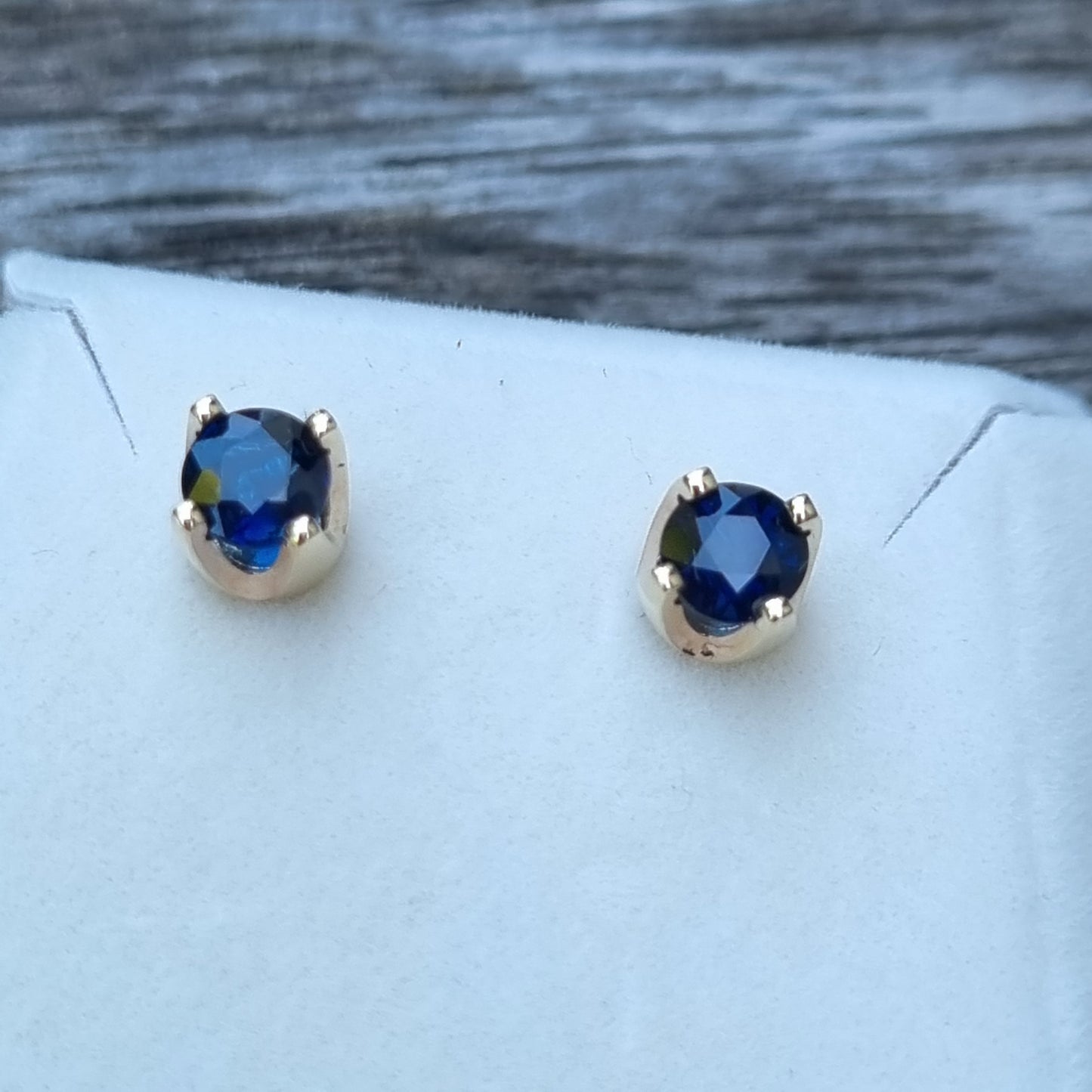 Classic 4 claw style earring studs set with Blue Sapphires in 9ct Yellow Gold